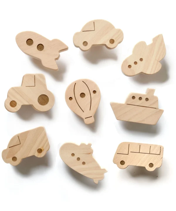 Devynių skirtingų medinių rankenėlių rinkinys, vaizduojantis transporto priemones: lėktuvą, mašiną, laivą, traktorių ir kitas, išdėstytas ratu ant balto fono.