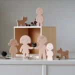 Medinės šeimos figūrėlės