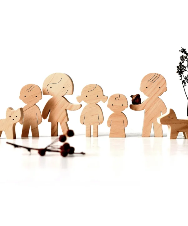 Medinės šeimos figūrėlės