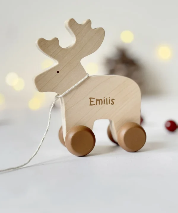 Medinis stumiamas ir traukiamas žaislas ant ratukų Elnias.