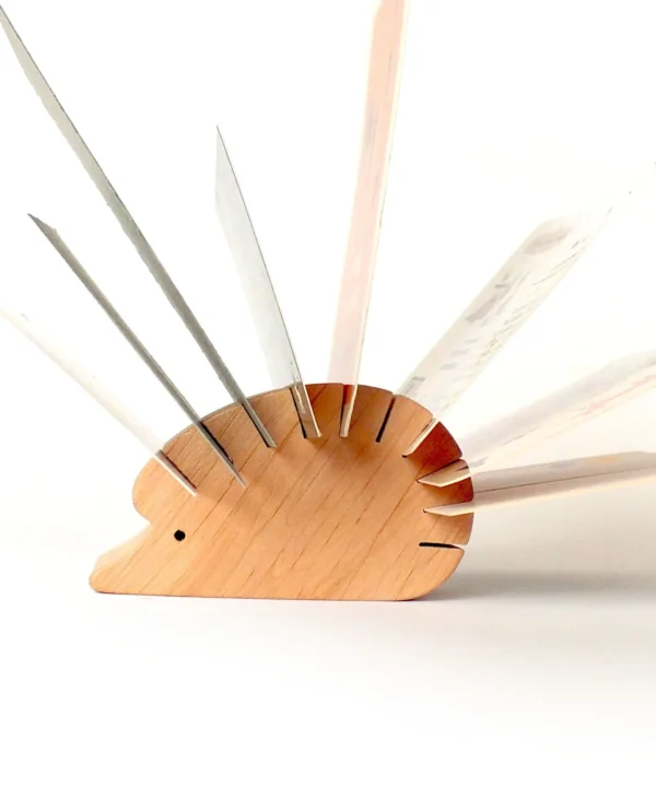 Kompaktiškas S dydžio medinis stalinis laikiklis ežiukas, kurio spygliuose sutalpinta daug vizitinių kortelių ir priminimų