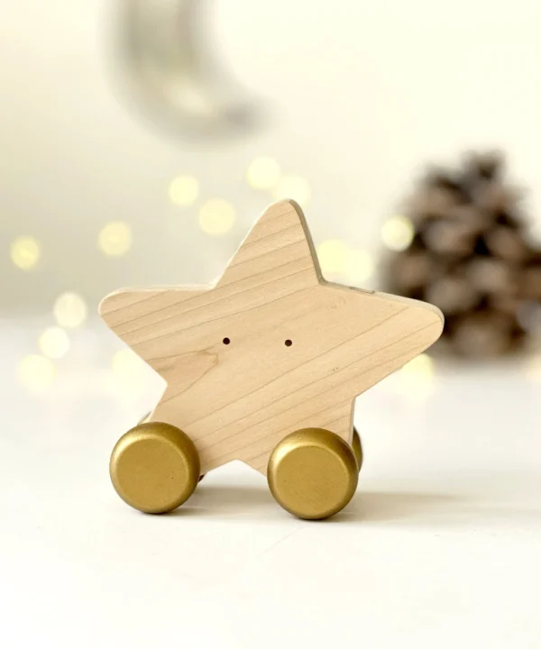 Medinis riedantis žaislas „Žvaigždė“ šventiniame fone