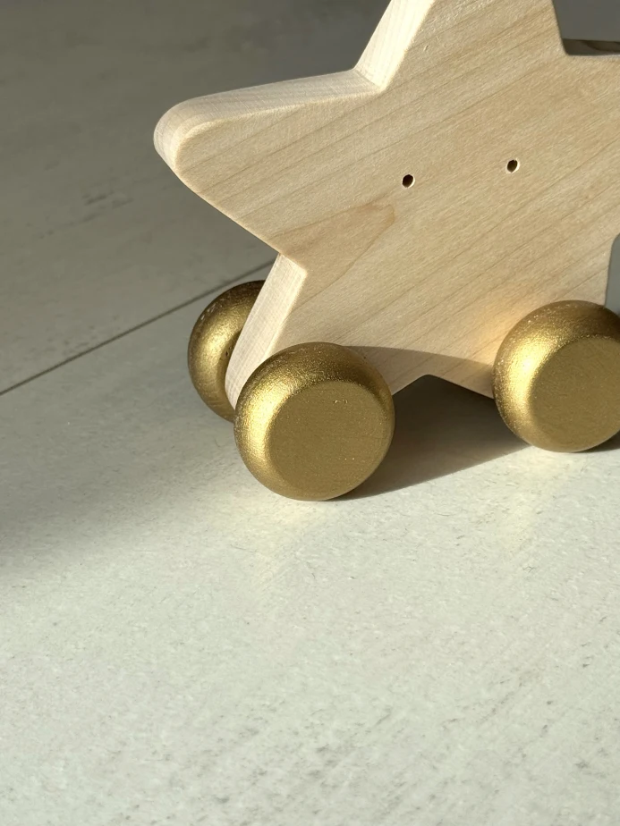 Medinis riedantis žaislas „Žvaigždė“ su auksiniais ratukais