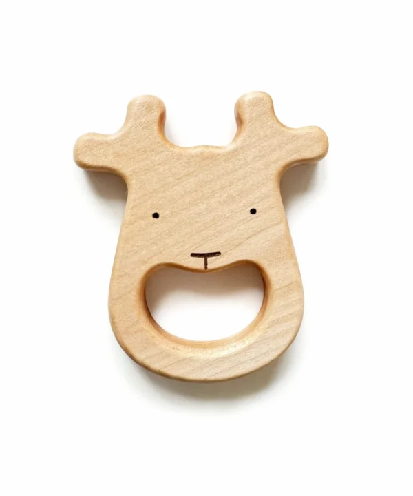 Medinis kūdikio kramtukas Elnias baltame fone
