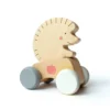 medinis žaislas ant ratukų Ežiukas