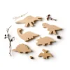Estetiškas 6 medinių dinozaurų rinkinys išdėliotas šalia kankorėžių ir šakelių – natūralus Montessori žaislas vaikams.