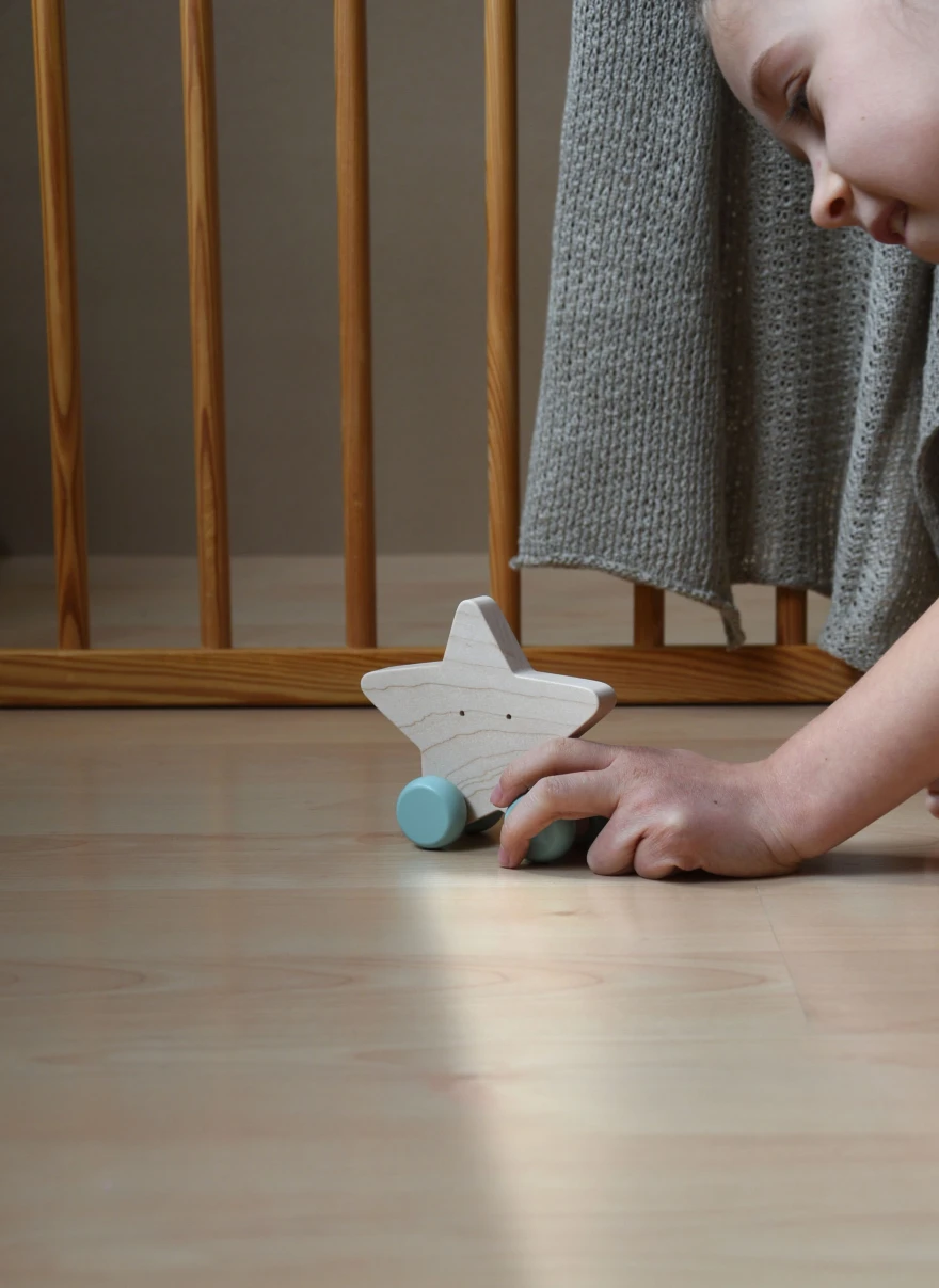 medinis zaislas su melynais ratukais Zvaigzde