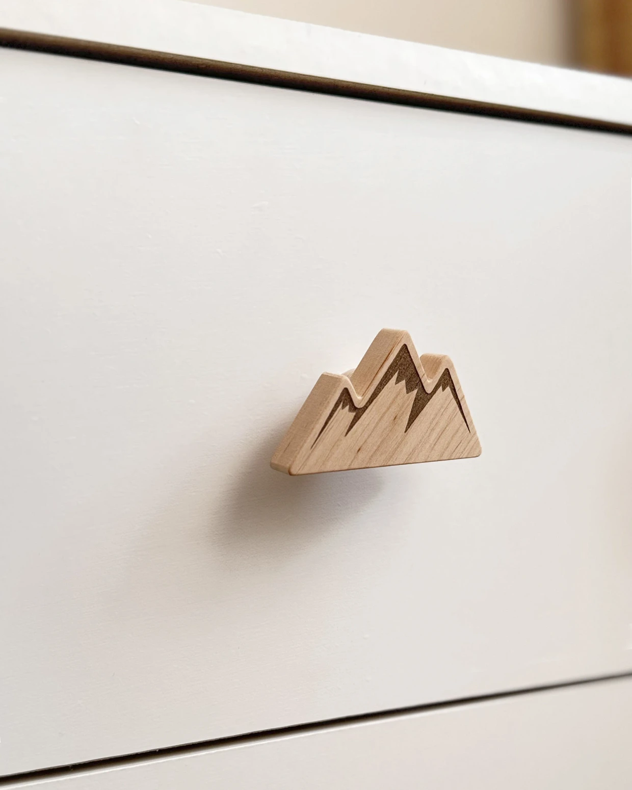 Medinės baldų rankenėlės Kalnai vaizdas iš šono, rodantis 2,5 cm storį ir natūralią medžio faktūrą.