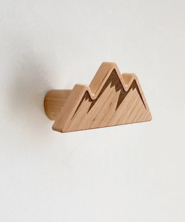 Medinis sieninis kabliukas vaiko kambariui kalno formos su graviruotomis viršūnėmis.