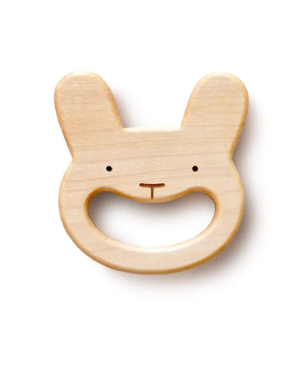 Medinis kramtukas dantukams „Kiškis“ iš natūralaus klevo medžio, baltame fone.