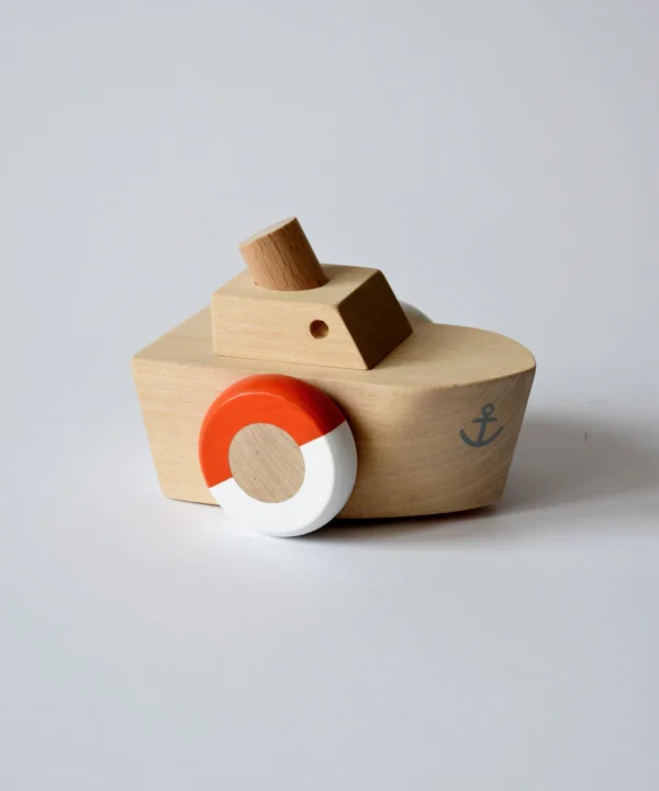 Medinis riedantis laivelis su raudonu gelbėjimo ratu ir inkaro simboliu