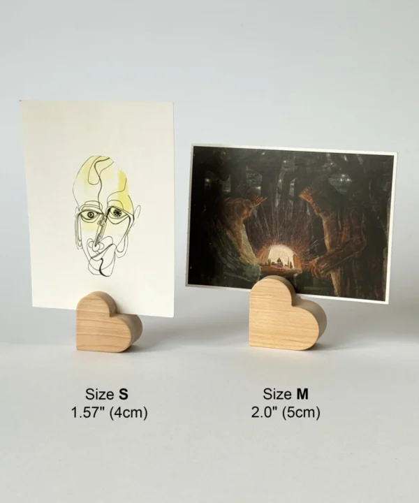 Dviejų skirtingų dydžių (S – 4 cm ir M – 5 cm) mediniai širdelės formos kortelių laikikliai su atvirukais.